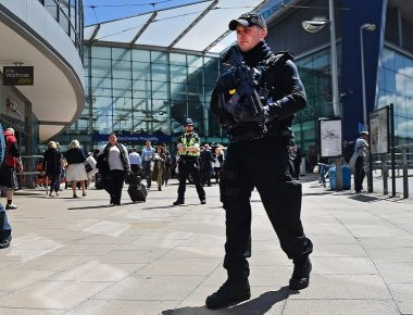 Χώρα σε πολιορκία θυμίζει η Βρετανία: Ο στρατός έχει καταλάβει τα κεντρικά κτίρια και σημεία των μεγάλων πόλεων